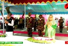 Photo of বঙ্গবন্ধুর সমাধিতে রাষ্ট্রপতি-প্রধানমন্ত্রী শ্রদ্ধা
